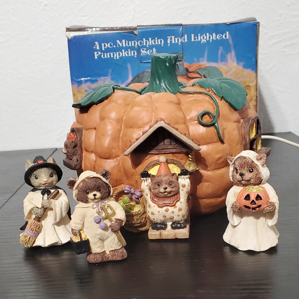 Munchkin Lighted Pumpkin Set with Figurines